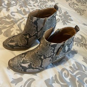 Snake skin ankle boot eels